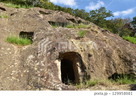 晴天の吉見百穴　埼玉 129958081