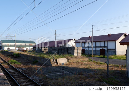 田舎館駅の古い倉庫 129958125