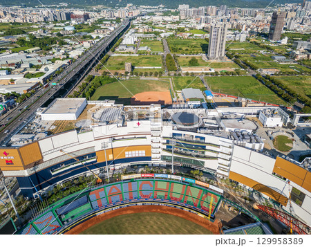 台中インターコンチネンタル野球場と漢神洲際ショッピングモール建設の空撮、台中市、台湾 129958389