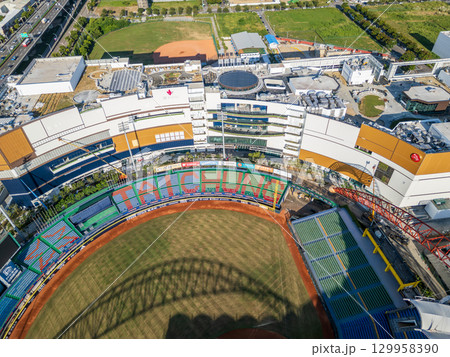 台中インターコンチネンタル野球場と漢神洲際ショッピングモール建設の空撮、台中市、台湾 129958390