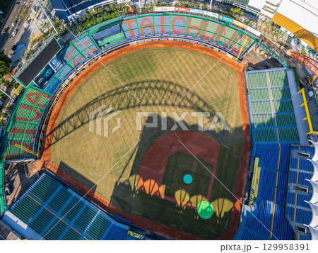 台中インターコンチネンタル野球場の内野クローズアップ空撮、台中市、台湾 129958391