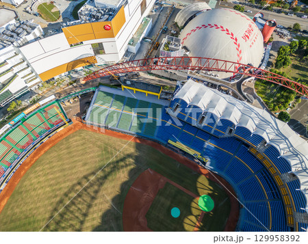 台中インターコンチネンタル野球場の内野クローズアップ空撮、台中市、台湾 129958392