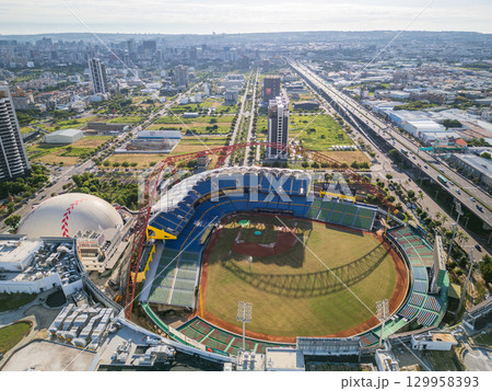 台中インターコンチネンタル野球場と台74号線高架道路の空撮、台中市、台湾 129958393