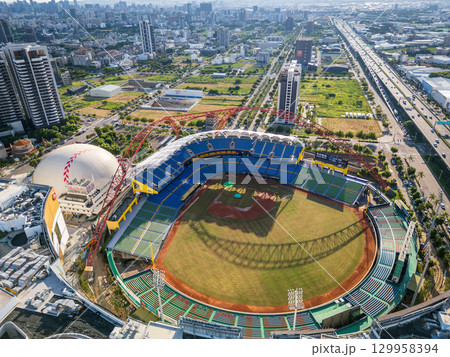 台中インターコンチネンタル野球場と台74号線高架道路の空撮、台中市、台湾 129958394