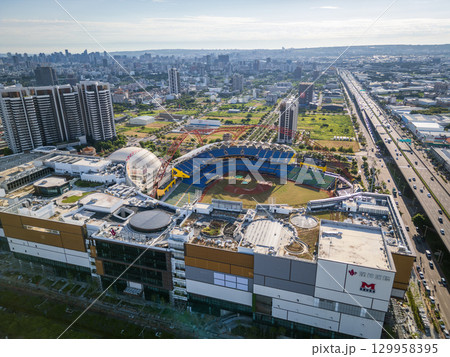台中インターコンチネンタル野球場と台74号線に囲まれた市街地の空撮、台中市、台湾 129958395