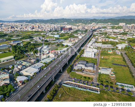 台中環状線台74号線高速道路と市街地の空撮、台中市、台湾 129958398