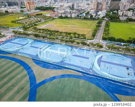 台中中央球場の青いバスケットボールコート空撮、台中市、台湾 129958402