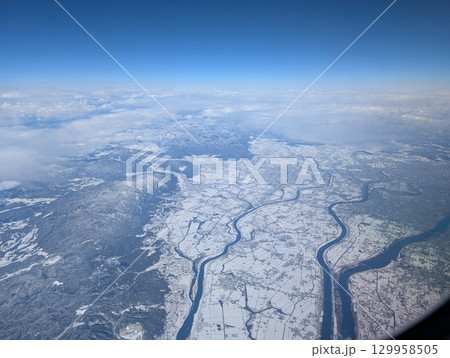 飛行機からの機窓 濃尾平野 木曽三川の積雪 129958505