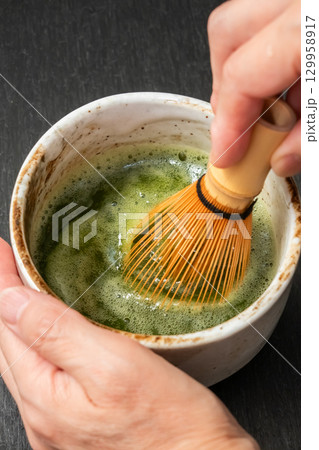 抹茶　茶道　Japanese tea ceremony, matcha  129958917