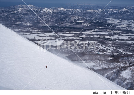 ニセコ東急 グラン・ヒラフ・ゲレンデのダイナミックコースからスキー場管理区域を滑るスキーヤー ニセコ東急 グラン・ヒラフ・ゲレンデのダイナミックコースからスキー場管理区域を滑るスキーヤー 129959691