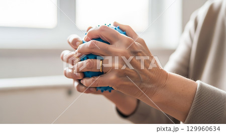 作業療法でリハビリするシニア 129960634