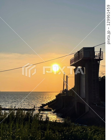 夕日を浴びる水門 夕日を浴びる水門 129961459