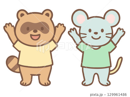 手をあげて元気いっぱいのたぬきとねずみのキャラクター 129961486