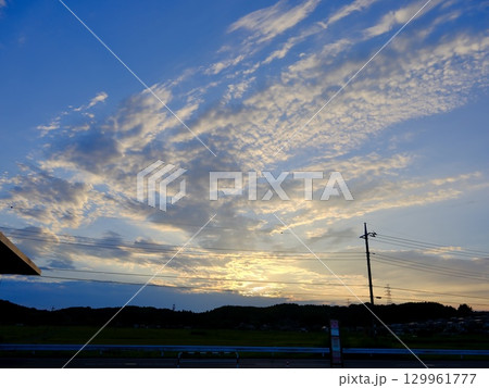 夕日に照らされる雲 129961777