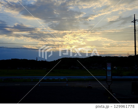 夕暮れの空と雲と川のある風景 夕暮れの空と雲と川のある風景 129961778