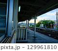 国道駅のホームから見る景色 129961810