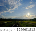 田園に沈む夕日 129961812