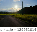 田舎の田んぼ道と夕焼け 129961814