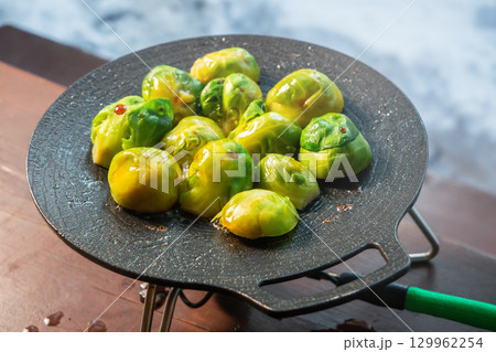 芽キャベツ料理　 Brussels sprouts outdoors at a campsite 129962254