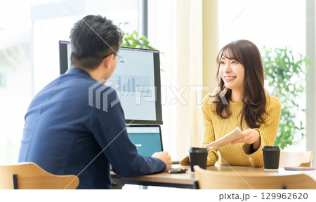 ミーティングをする男女2人のビジネスマン 129962620