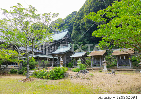 対馬國一宮 海神神社 拝殿と本殿 対馬國一宮 海神神社 拝殿と本殿 129962691