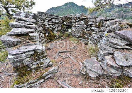 大分県中津市　県指定史跡「長岩城」 (豊前国)　石垣と曲輪の様子 129962804