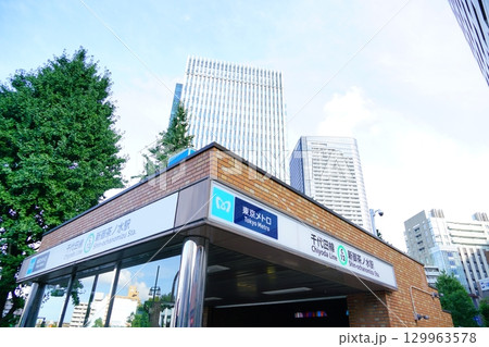 大学がたくさんある新御茶ノ水駅付近 129963578