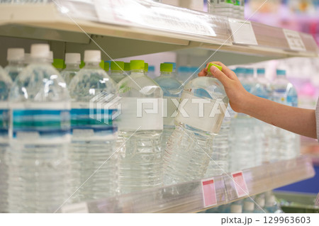 ペットボトル入りの水を買う買い物客 129963603