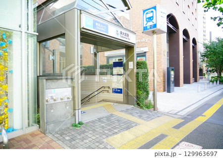 東京にある東大前駅と歩道 129963697