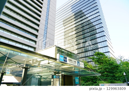 新御茶ノ水駅と高層ビル 129963809