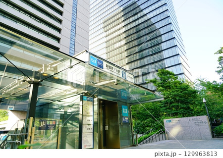 東京メトロ新御茶ノ水駅の入り口 東京メトロ新御茶ノ水駅の入り口 129963813