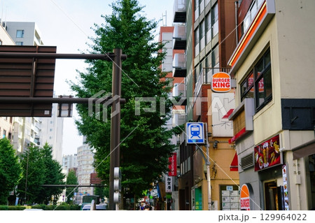 本郷三丁目付近の商店街や飲食店 本郷三丁目付近の商店街や飲食店 129964022