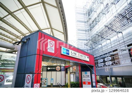 東京にある丸ノ内線本郷三丁目駅の駅舎 129964028