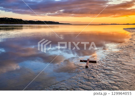Wooden Cross Washup Reflection River Bay Waters Wooden Cross Washup Reflection River Bay Waters 129964055