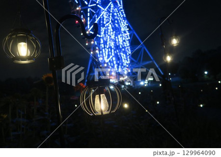ライトに照らされたイルミネーションと大観覧車 129964090