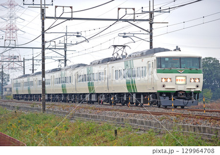 東北本線　東鷲宮ー栗橋　JR東日本　185系　B6編成（大宮）　修学旅行 129964708