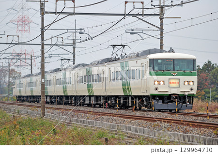 東北本線　東鷲宮ー栗橋　JR東日本　185系　B6編成（大宮）　修学旅行 129964710