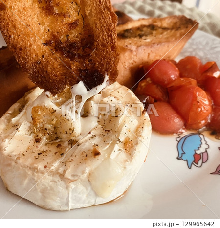 Enjoy Gourmet Baked Camembert with Grilled Tomatoes and Toast, perfect for any celebration 129965642