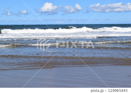 日本海の荒波 山形県庄内海岸 129965845