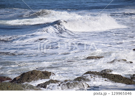 日本海の荒波 山形県庄内海岸 129965846