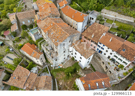 Stone houses and streets of Motovun in Istria, Croatia. 129966113
