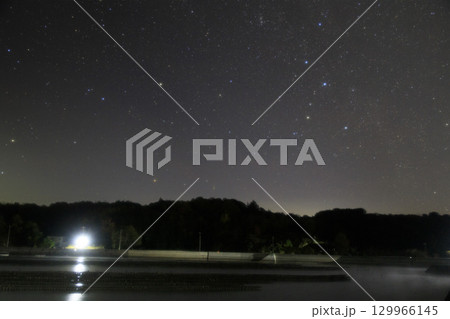 瀬戸内の冬の星景色　沈むカシオペア座 129966145