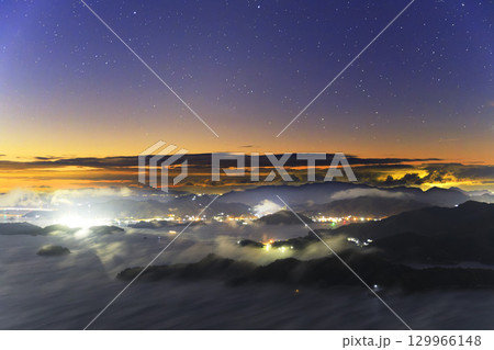 瀬戸内の冬の星景 海霧流れる薄明の星空 瀬戸内の冬の星景 海霧流れる薄明の星空 129966148