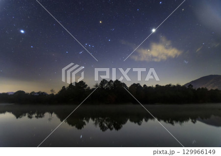 冬の星空 山里の溜池に沈むオリオン座 冬の星空 山里の溜池に沈むオリオン座 129966149
