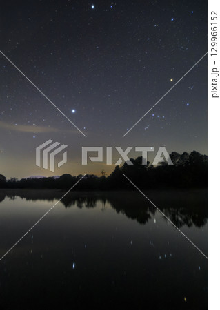 冬の星空　山里の溜池に映るオリオン座 129966152