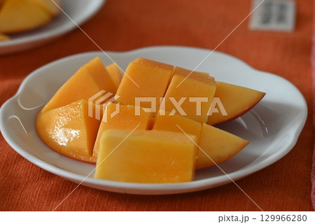 カットした甘く美味しい完熟マンゴー 129966280