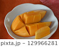 カットした甘く美味しい完熟マンゴー 129966281