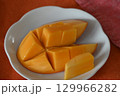 カットした甘く美味しい完熟マンゴー 129966282