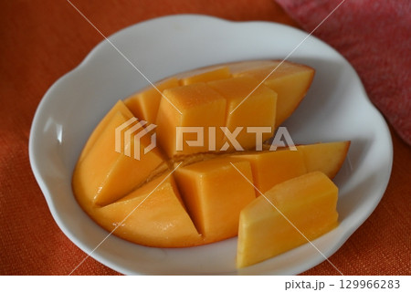カットした甘く美味しい完熟マンゴー 129966283