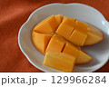 カットした甘く美味しい完熟マンゴー 129966284